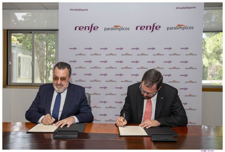 Firma del acuerdo entre entre los presidentes de Renfe, Raül Blanco, y del Comité Paralímpico Español, Miguel Carballeda.