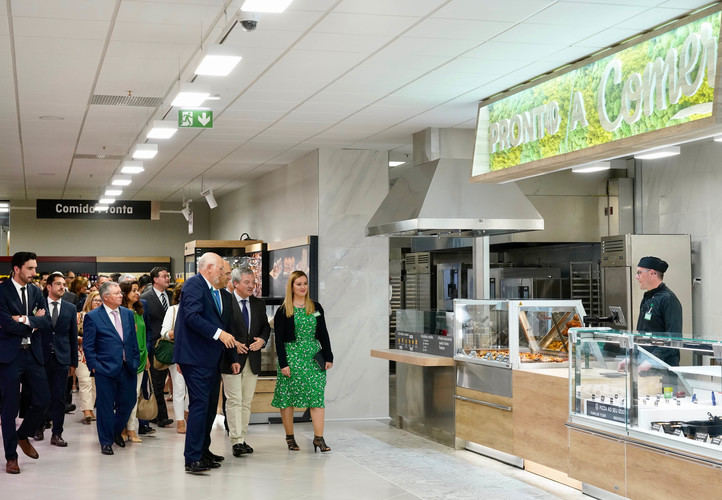 uan Roig y Hortensia Herrero, presidente y vicepresidenta de Mercadona junto con los restantes miembros del Consejo de Administración y distintas autoridades portuguesas visitan las instalaciones del primer supermercado de la compañía en Portugal.