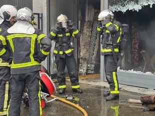 Bomberos en el incendio de un bazar en Parla