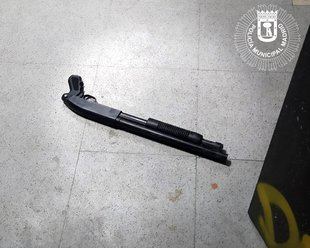 La escopeta que portaba el detenido.
