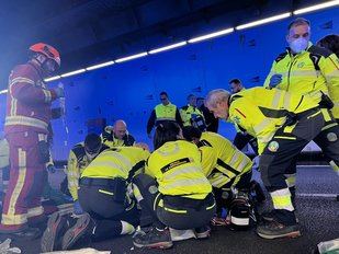 Personal sanitario atendiendo a los heridos del accidente.