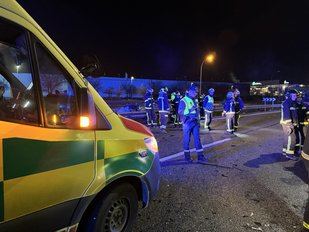 Fallecen tres personas y tres jóvenes resultan heridos en un accidente frontal en la A-3