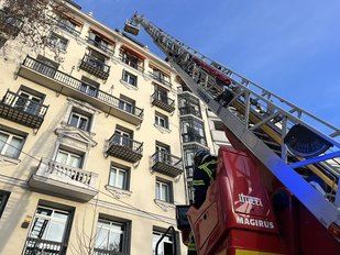 Los Bomberos trabajando en el incendio de una vivienda en Retiro.