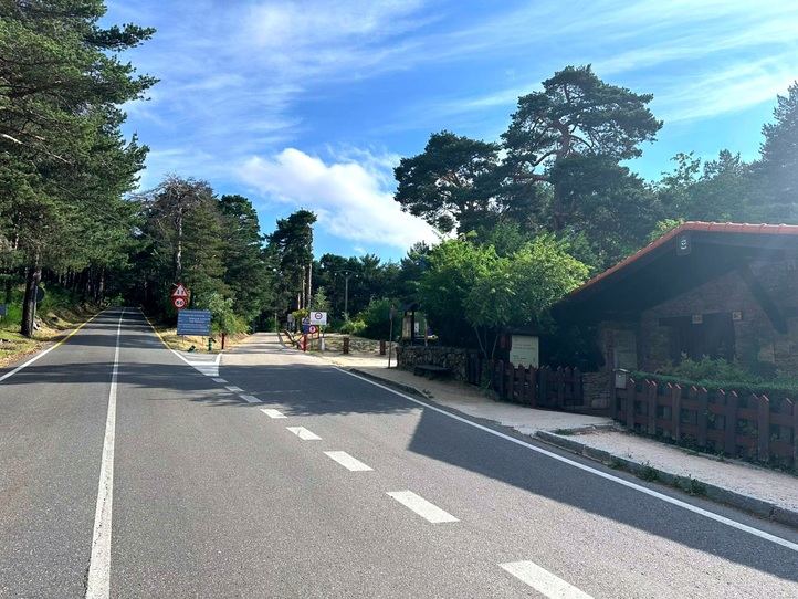 Acceso de vehículos al área recreativa de Las Dehesas en Cercedilla