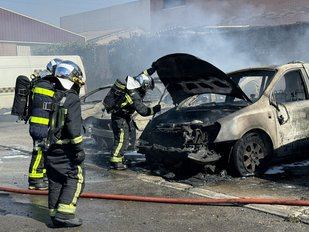 Cuatro personas atendidas y seis vehículos calcinados en un incendio en Leganés