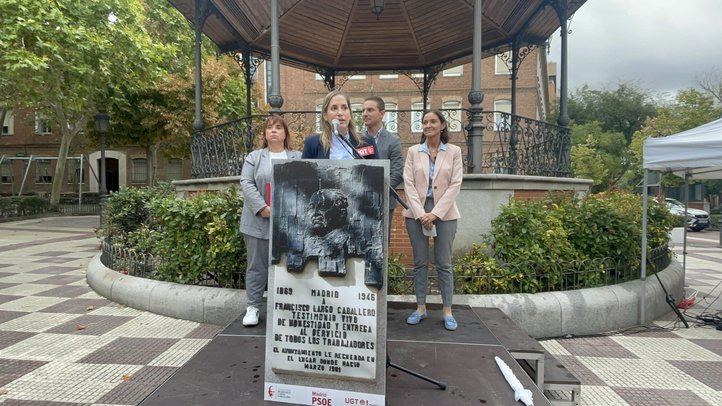 Marina Prieto, Juan Lobato, Reyes Maroto y Cristina Antoñanzas en el acto donde han pedido la restitución de la placa de Largo Caballero
