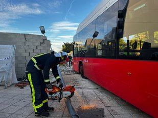 Un autobús sin pasajeros choca contra un chalet