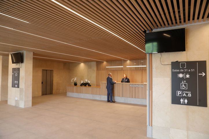 La madera, la luz y la vegetación, protagonistas del nuevo Tanatorio Sur.