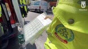 Un hombre sufre un golpe de calor en la avenida de la Albufera