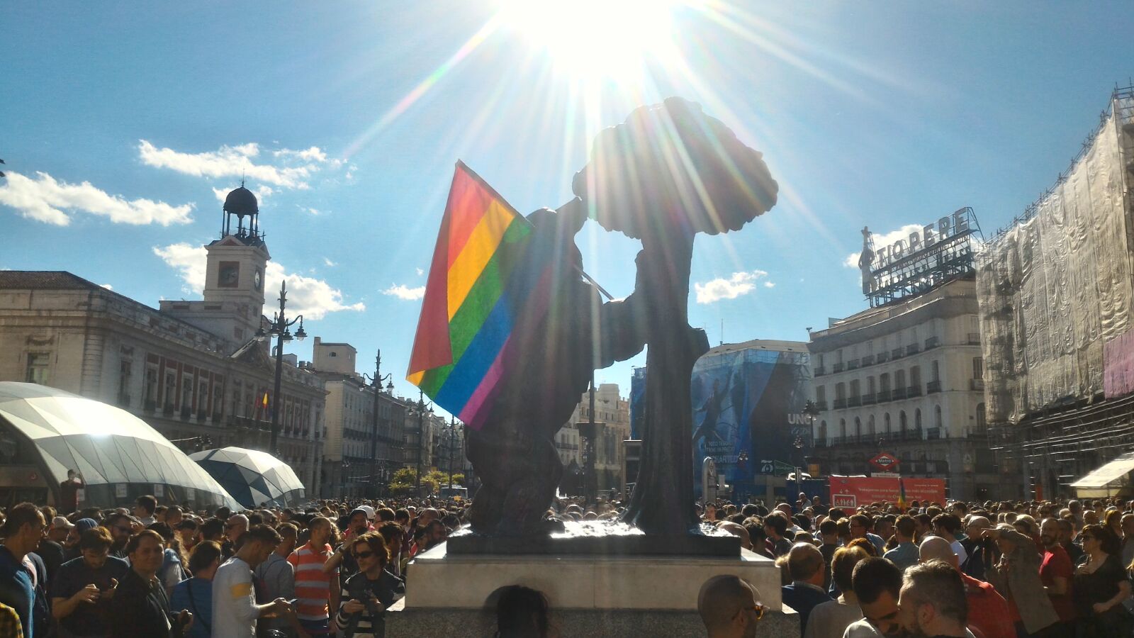 Cerca de 400 personas claman en Sol contra las agresiones homófobas
