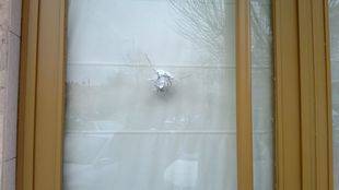 La sede de IU San Fernando sufre un ataque con una pistola de balines