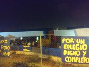 Padres y alumnos del colegio Miguel de Cervantes de Getafe pasan la noche dentro del centro.
