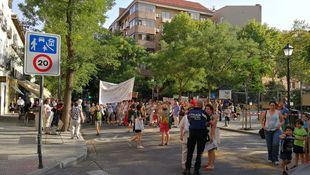 Los vecinos de Chamberí se concentraron este jueves para pedir que vuelvan a peatonalizar la calle Galileo.