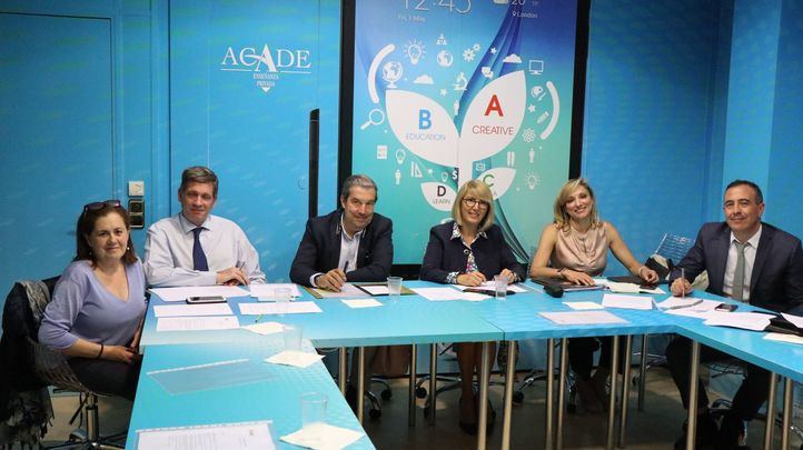 La presidenta de ACEDIM, Mª José Artero, reunida