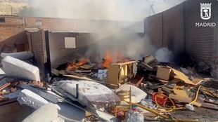 Arde una nave llena de basura y enseres en la Cañada Real