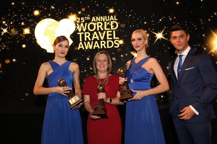 La directora del hotel Lopesan Villa del Conde, Mapi Orihuela, en representacio?n de l Grupo, sujeta los galardones recibidos en la gala
