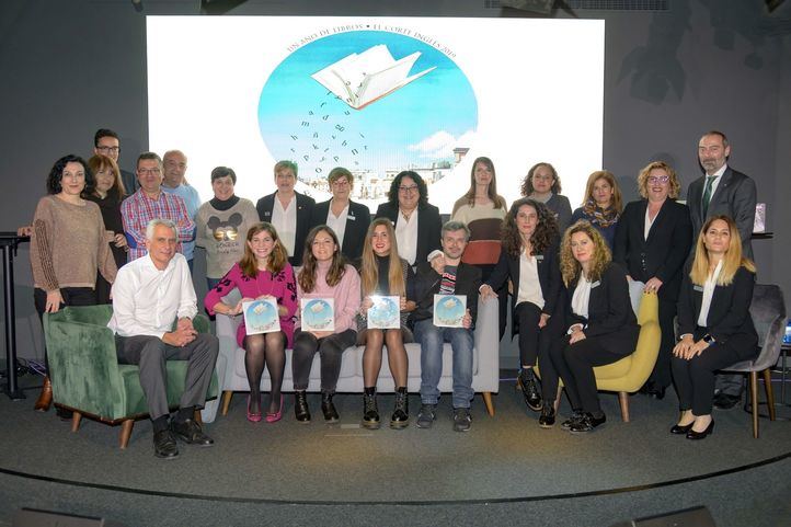 Los premiados con libreros de El Corte Ingles.j