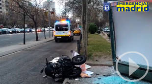 Cuatro heridos al estrellarse una moto contra una marquesina de autobús en Pza de Lima
