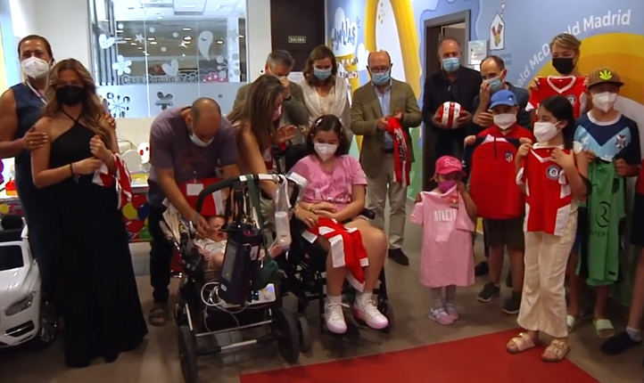 Menores enfermos con sus familias, alojados en la Casa Ronald McDonald, reciben camisetas del Atlético de Madrid