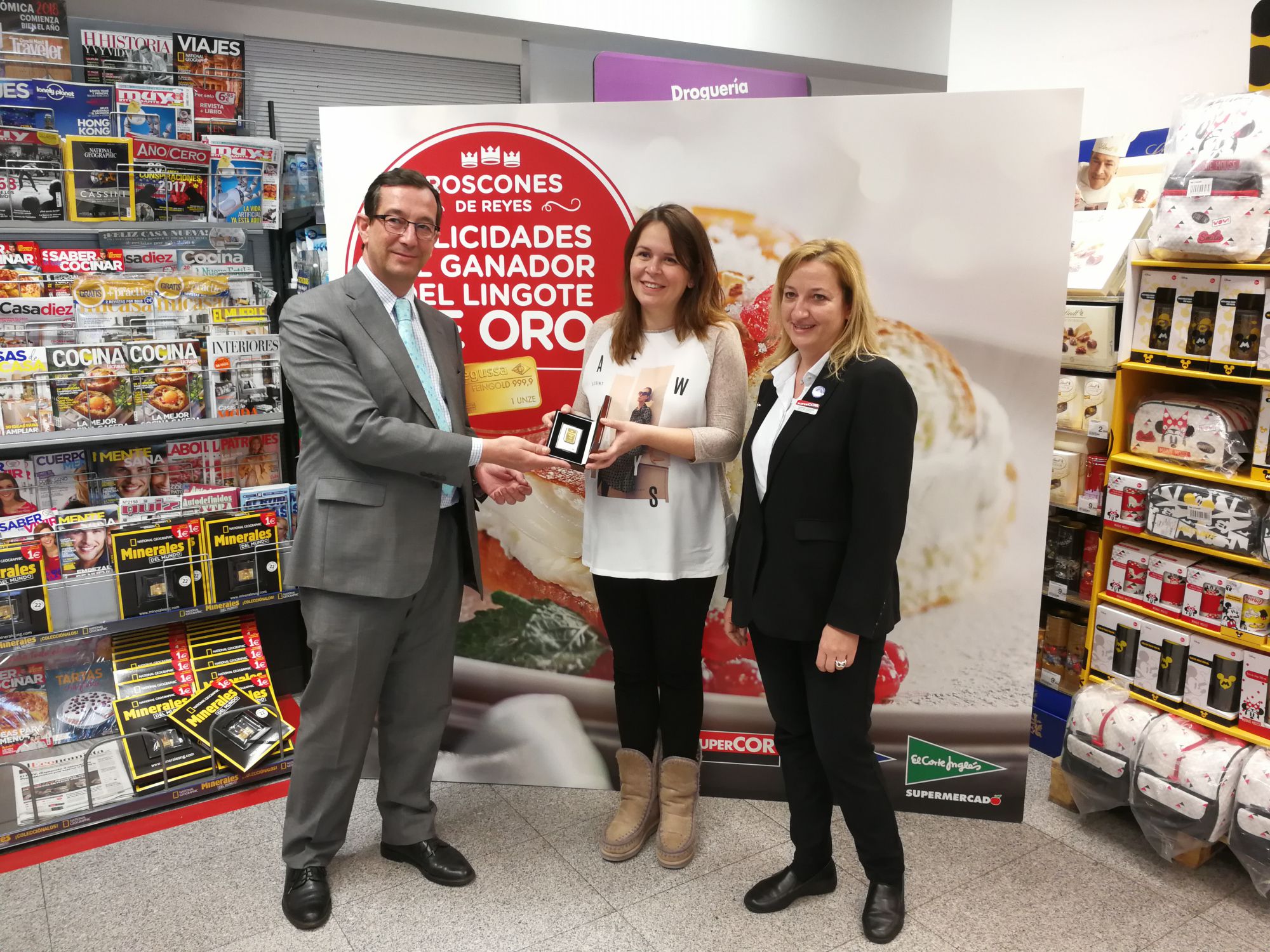 El Corte Inglés entrega los lingotes de oro del Roscón de Reyes a los clientes premiados