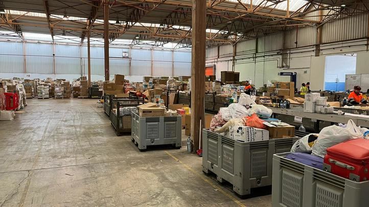 Interior de la nave puesta a disposición por parte de Mercadona a la Conselleria de Servicios Sociales para la canalización de donaciones