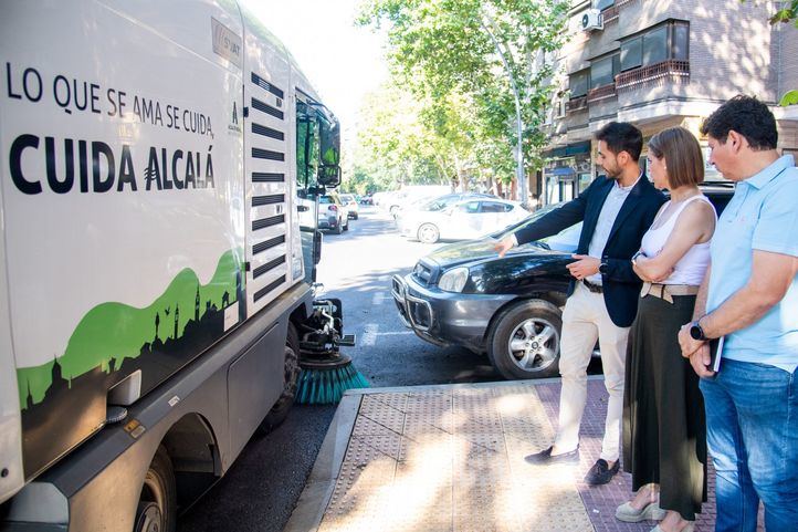 La alcaldesa de Alcalá, Judith Piquet, asiste a una demostración del plan de limpiezas intensivas