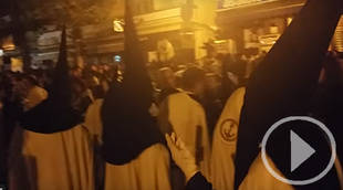 Enorme caos en la 'madrugá' sevillana por la psicosis terrorista tras la intevención de varios gamberros