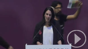 Desalojan a un espontáneo que había saltado al escenario durante el discurso de Rita Maestre