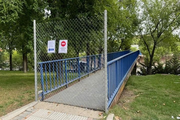 Pasarela sobre la A-3 clausurada por el Ministerio de Transportes