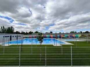 Piscina municipal de verano en el distrito de Barajas