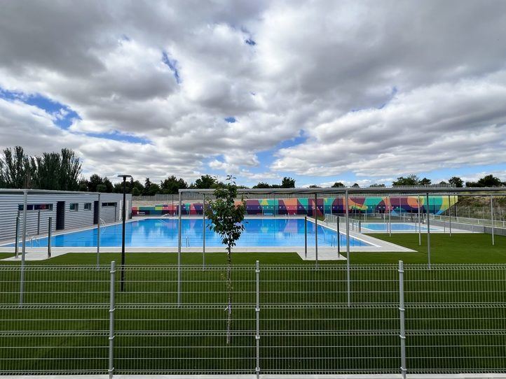Piscina municipal de verano en el distrito de Barajas
