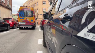 Policía y Samur en la calle de Carabanchel donde ha sido apuñalada una mujer
