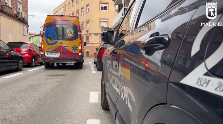 Policía y Samur en la calle de Carabanchel donde ha sido apuñalada una mujer