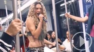 Una Shakira muy particular, baila en el metro de Madrid