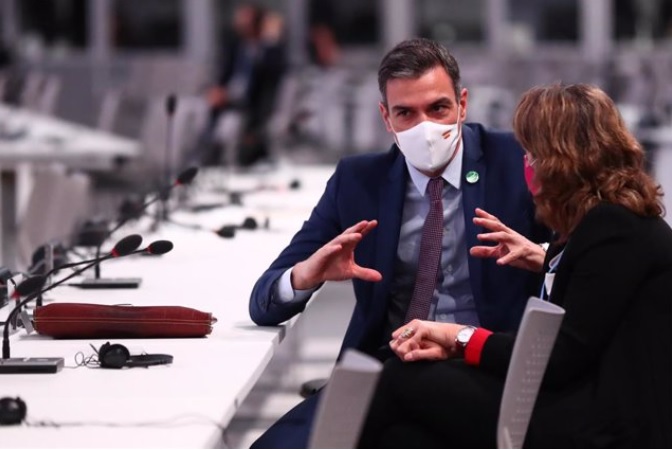 El presidente del Gobierno, Pedro Sánchez, conversa con la vicepresidenta tercera y ministra para la Transición Ecológica y Reto Demográfico, Teresa Ribera, en el plenario de la COP26 que se celebra en Glasgow