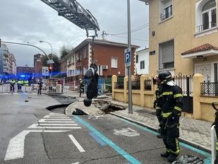 Un socavón por la rotura de una tubería provoca el corte de la avenida de los Toreros