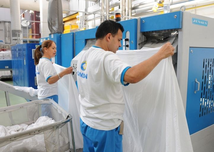 Trabajadores en una lavanderia de ILUNION