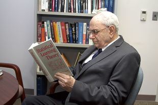 La Fundación BBVA premia a tres investigadores por enseñar a las máquinas la habilidad humana de clasificar datos