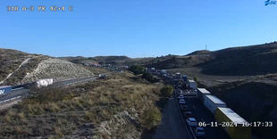 Cortada la A-3 por el vuelco de un camión en Perales de Tajuña