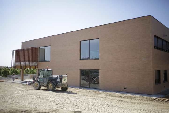 Van Grieken visita las obras del instituto Simone Veil de Paracuellos, que lleva el nombre de la feminista y europeísta política francesa superviviente del holocausto.