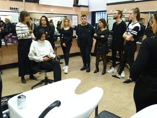 Los alumnos colaboraron en el desfile de Fabio Encinar