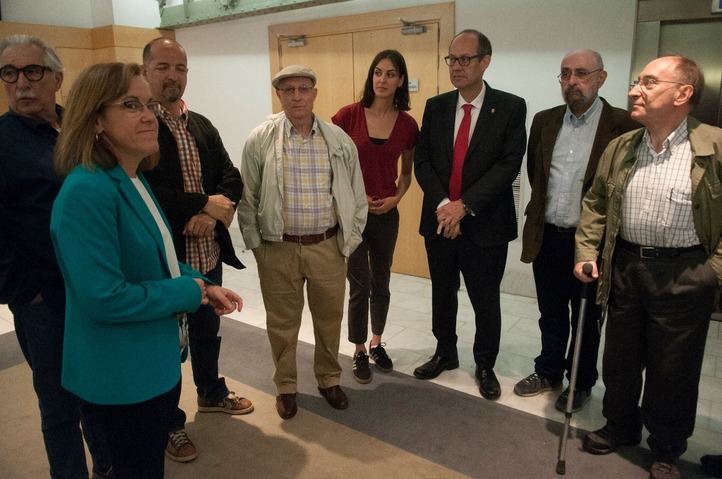Ángel Hernández, el hombre que ayudó a morir a su mujer, junto a los concejales socialistas del Ayuntamiento.