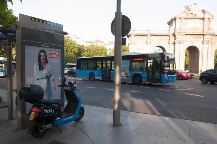 Campaña de Begoña Villacís en marquesinas de autobús en Cibeles, Recoletos o Alcalá.