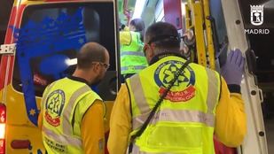 Los facultativos del Samur atienden a un hombre apuñalado en una reyerta en Tetuán.
