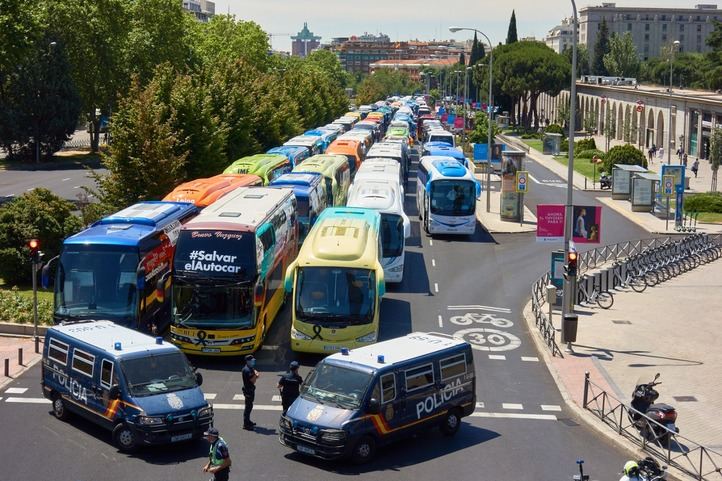 El sector de autobuses discrecionales se concentra ante el Ministerio de Transporte.