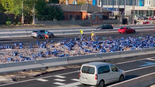Un camión que transportaba cerveza vuelca y pierde su carga en la A-6