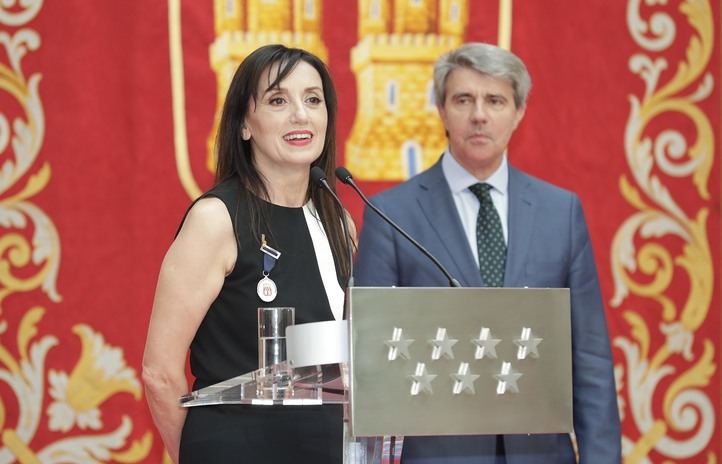 Garrido le ha hecho entrega de la condecoración.