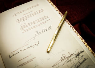 Juan Carlos I sanciona la Constitución