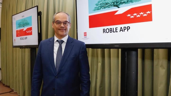 El consejero de Educación, Rafael Van Grieken, presenta la app.