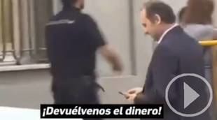 Ábalos llega al Tribunal Supremo en medio de gritos de corrupto y putero